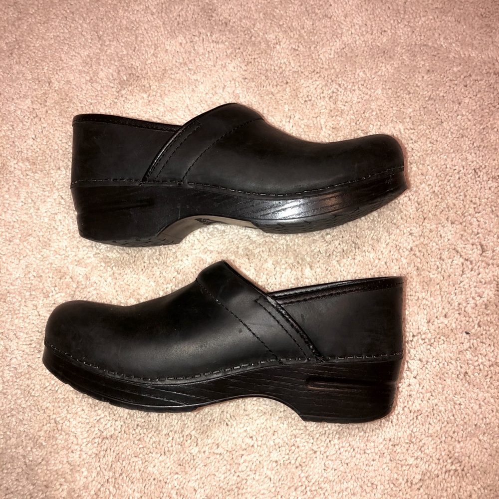 DANSKO CLOGS SZ 38 NARROW BLACK LEATHER
